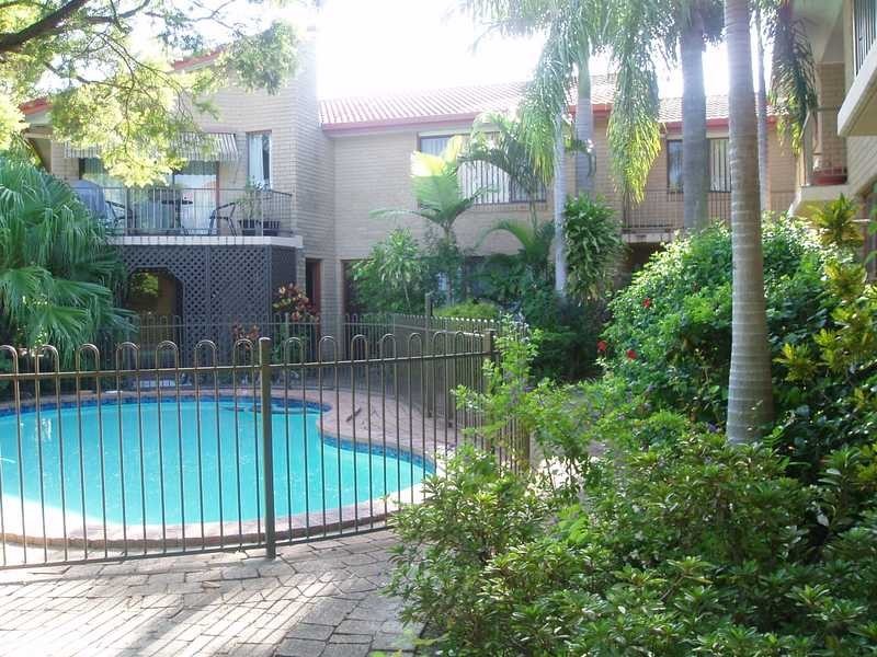 Unit 3/4 Christina Court, Mermaid Waters QLD 4218