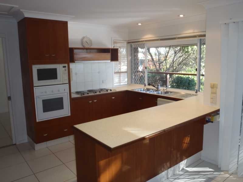 11 Lakeland Key, Broadbeach Waters QLD 4218