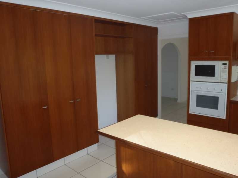 11 Lakeland Key, Broadbeach Waters QLD 4218