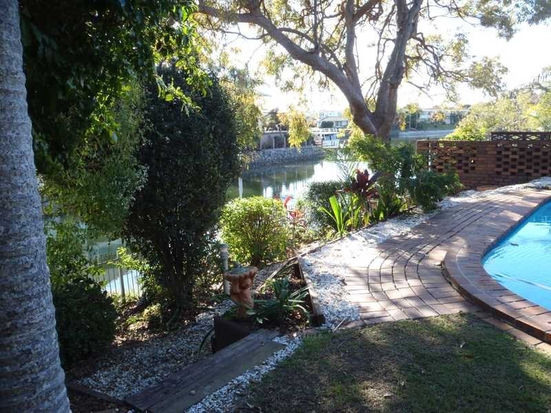 11 Lakeland Key, Broadbeach Waters QLD 4218