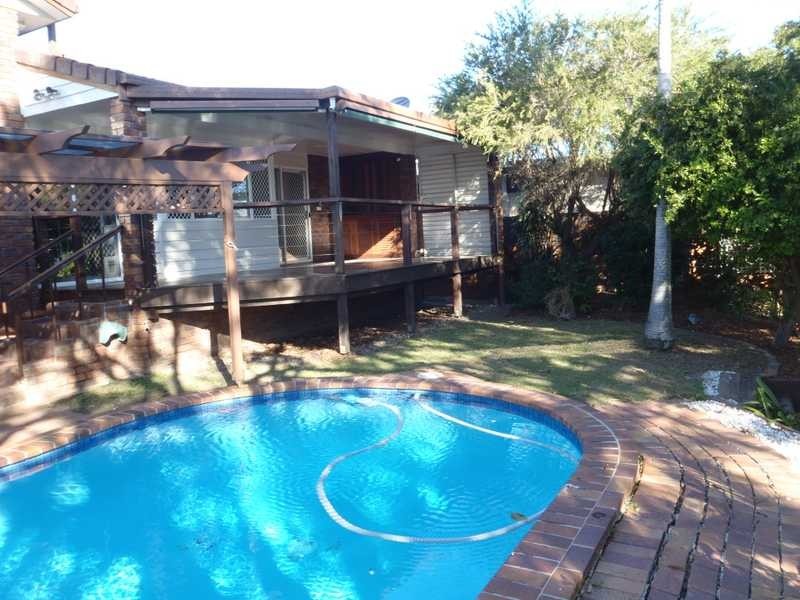 11 Lakeland Key, Broadbeach Waters QLD 4218