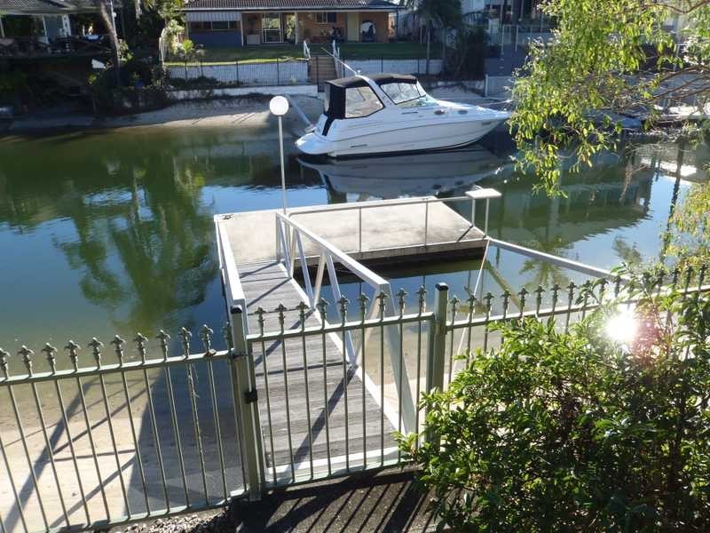 11 Lakeland Key, Broadbeach Waters QLD 4218