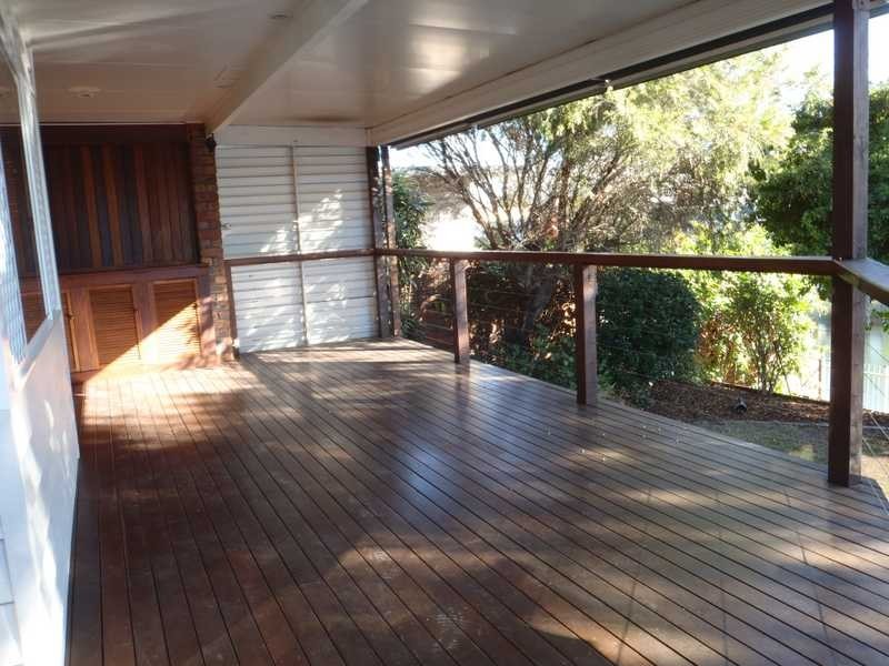 11 Lakeland Key, Broadbeach Waters QLD 4218