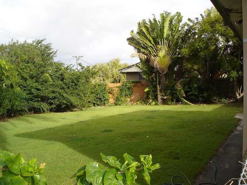 2 Constance Avenue, Mermaid Waters QLD 4218