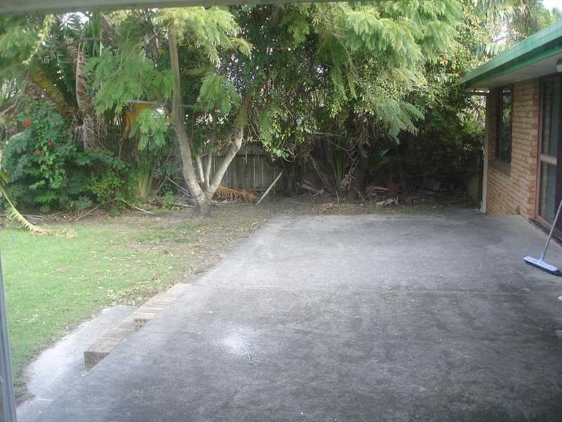 2 Constance Avenue, Mermaid Waters QLD 4218