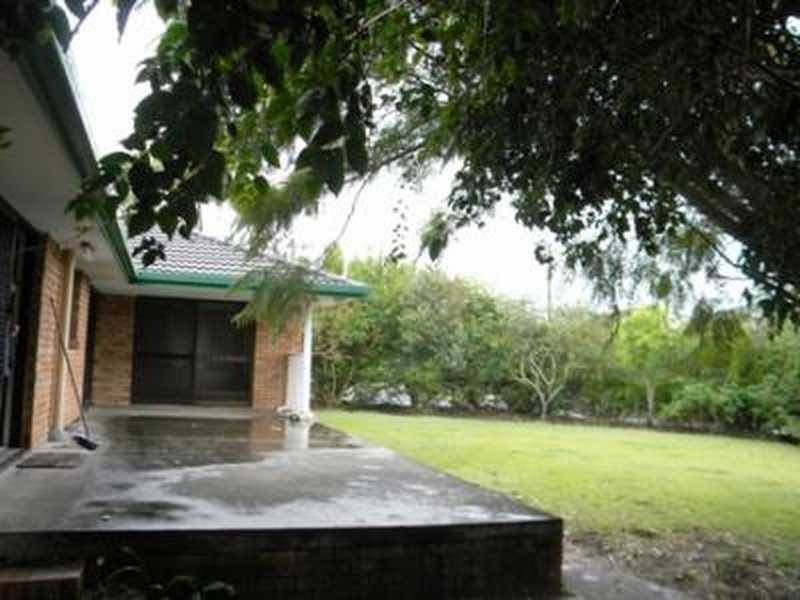 2 Constance Avenue, Mermaid Waters QLD 4218