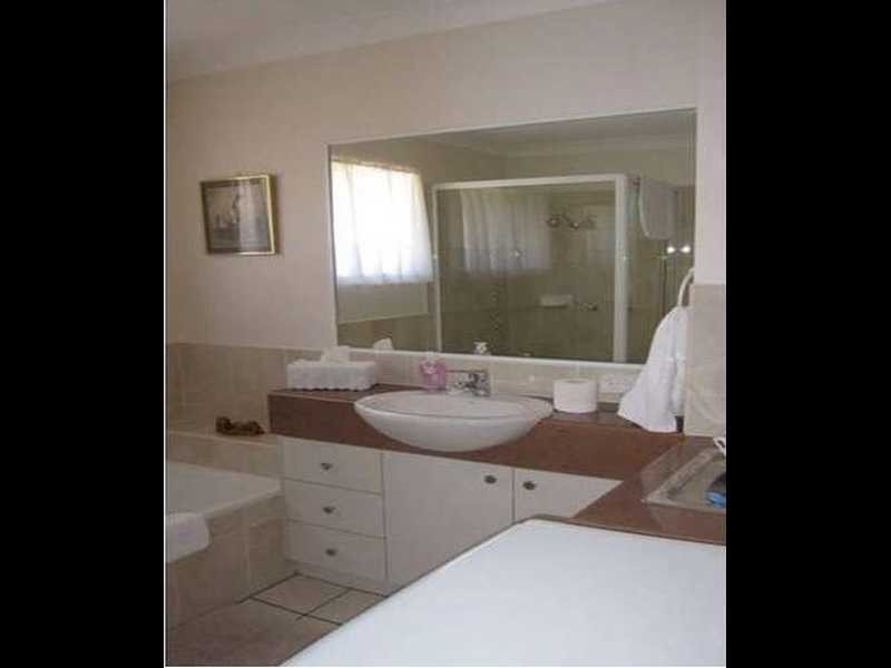 19 Federation Avenue, Broadbeach QLD 4218