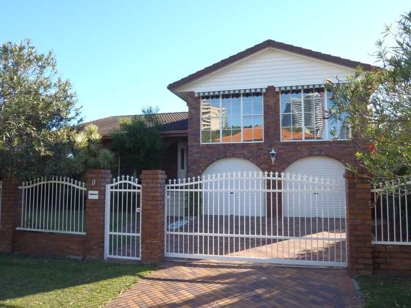 11 Lakeland Key, Broadbeach Waters QLD 4218