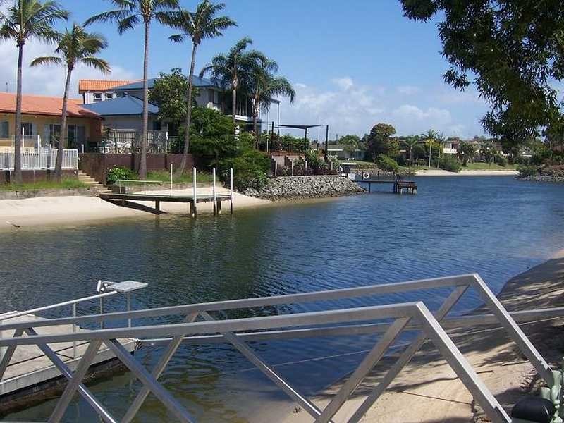 11 Lakeland Key, Broadbeach Waters QLD 4218