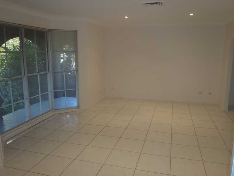 11 Lakeland Key, Broadbeach Waters QLD 4218