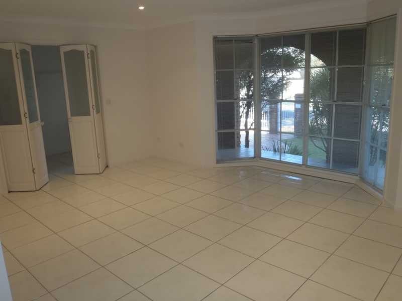 11 Lakeland Key, Broadbeach Waters QLD 4218