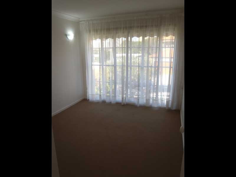 11 Lakeland Key, Broadbeach Waters QLD 4218