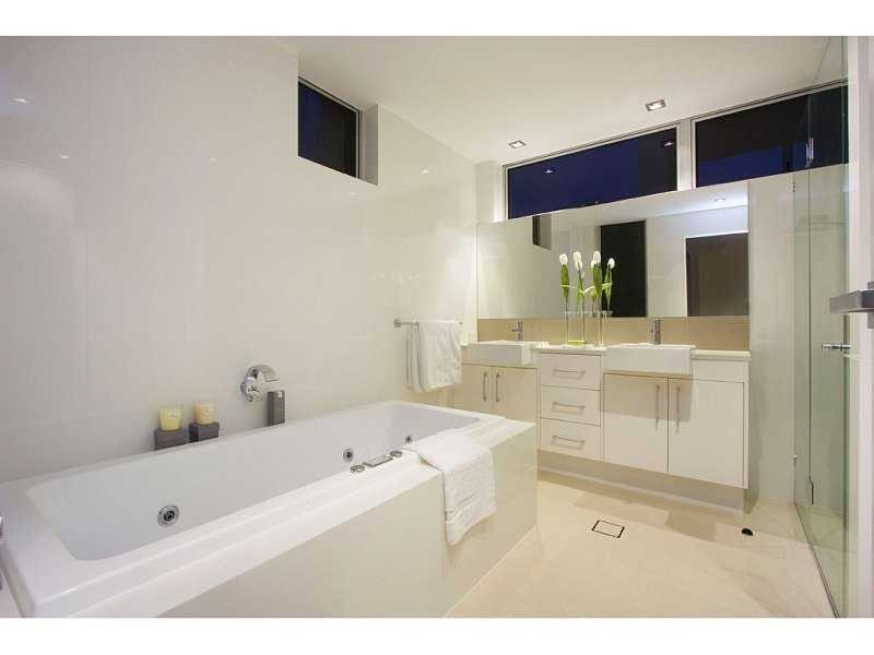 17 Anne Street, Broadbeach QLD 4218