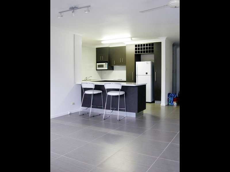 Unit 2/274 Hedges Ave, Broadbeach QLD 4218