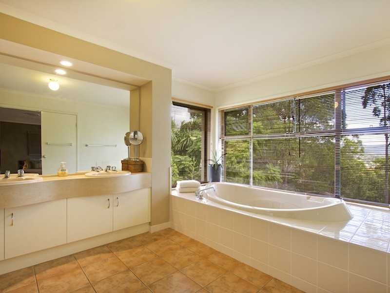 26 Calcita Avenue, Elanora QLD 4221