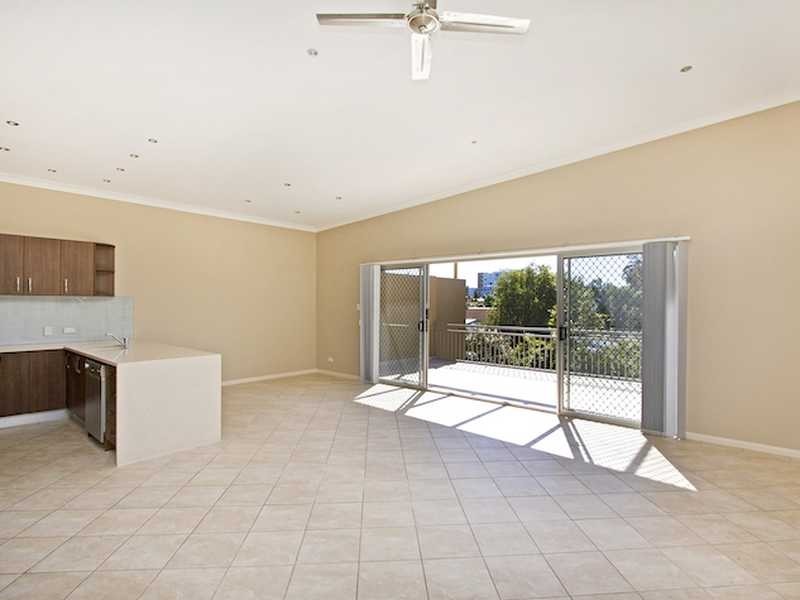 2/41 Philippine Parade, Palm Beach QLD 4221