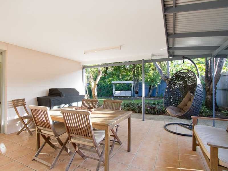 20 Flores Street, Palm Beach QLD 4221