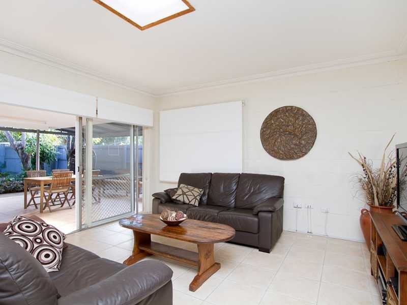 20 Flores Street, Palm Beach QLD 4221
