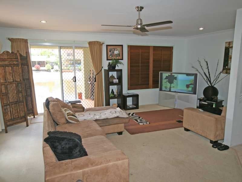 2/11 Barracuda Court, Palm Beach QLD 4221