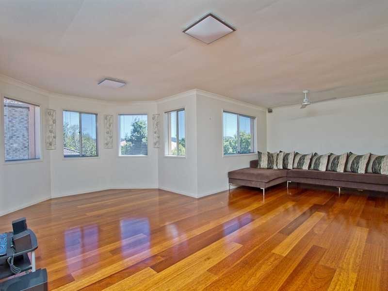 100 Silver Glade Drive, Elanora QLD 4221