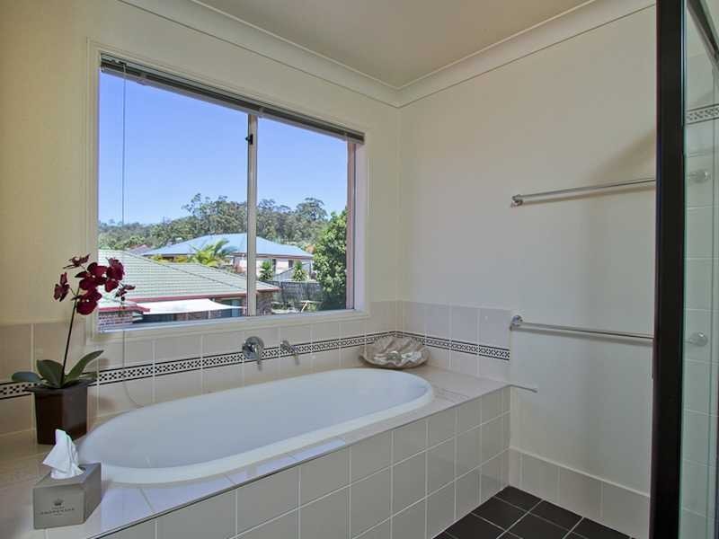 100 Silver Glade Drive, Elanora QLD 4221