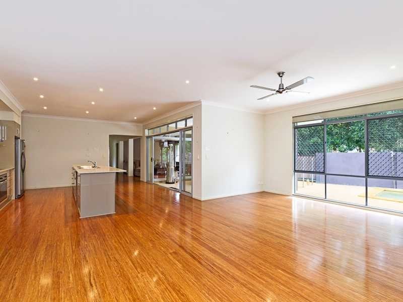 30 Tenth Avenue, Palm Beach QLD 4221