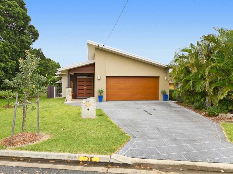 30 Tenth Avenue, Palm Beach QLD 4221