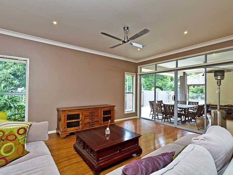 30 Tenth Avenue, Palm Beach QLD 4221