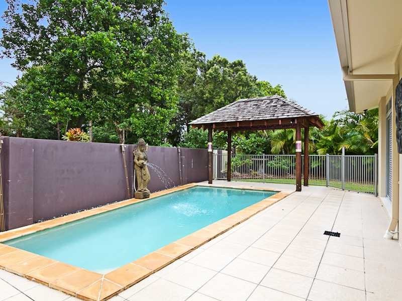 30 Tenth Avenue, Palm Beach QLD 4221