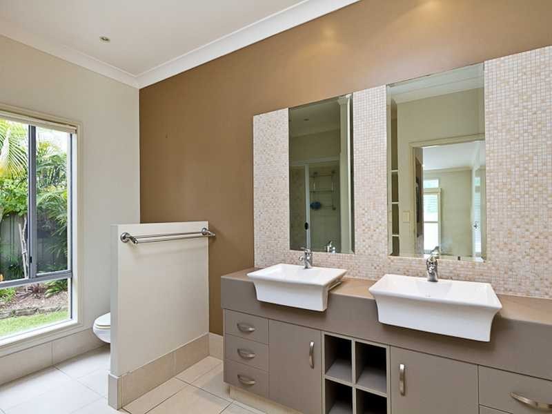 30 Tenth Avenue, Palm Beach QLD 4221