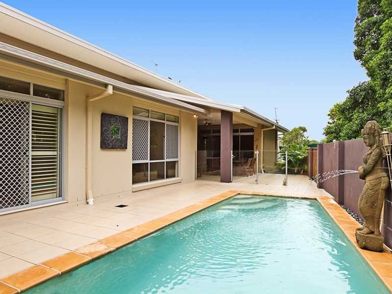 30 Tenth Avenue, Palm Beach QLD 4221