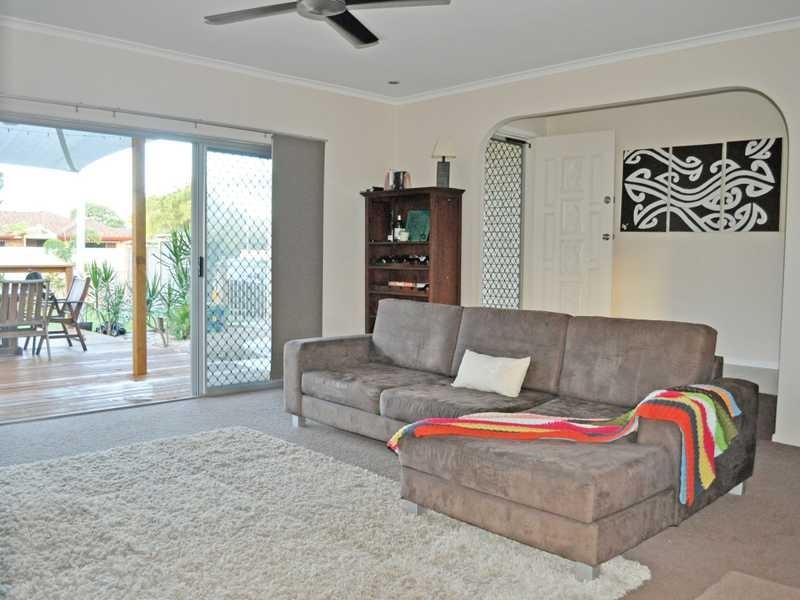 8 Cassia Court, Palm Beach QLD 4221