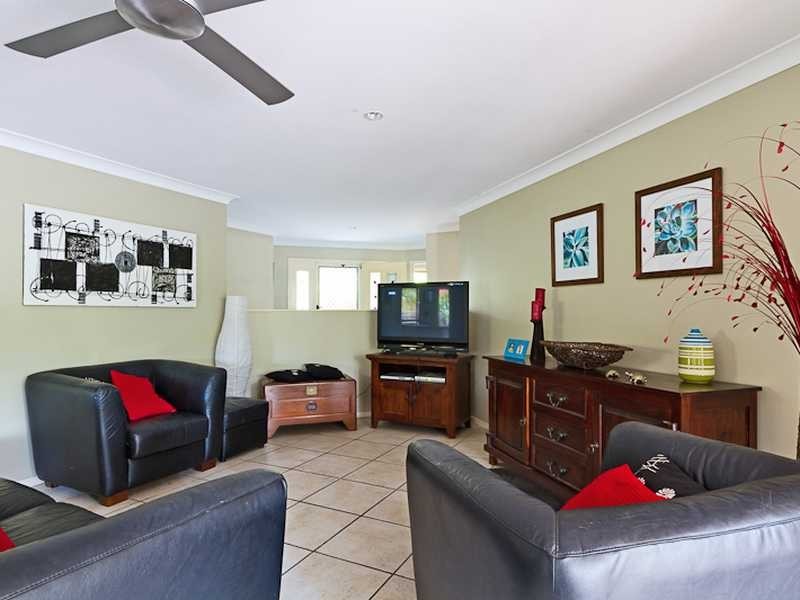 6 Rossmoyne Close, Elanora QLD 4221