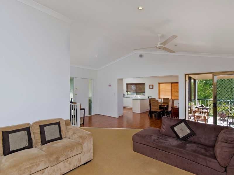 155 K P McGrath Drive, Elanora QLD 4221