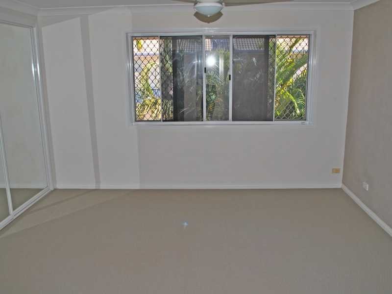 2/4 Cupania Place, Elanora QLD 4221