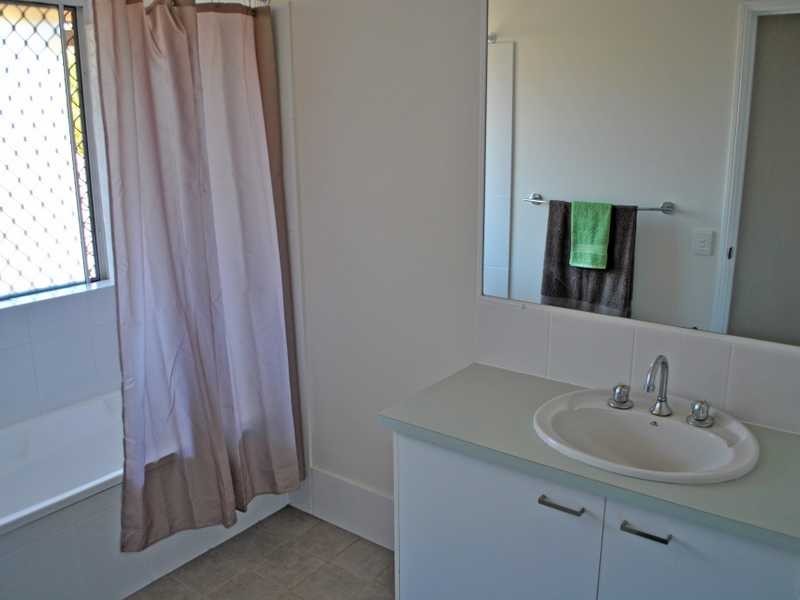 2/4 Cupania Place, Elanora QLD 4221
