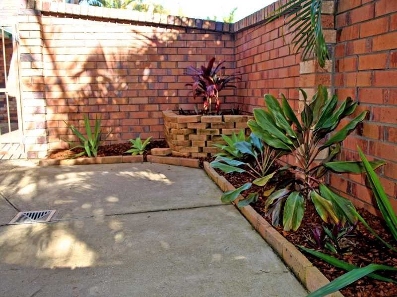 2/4 Cupania Place, Elanora QLD 4221