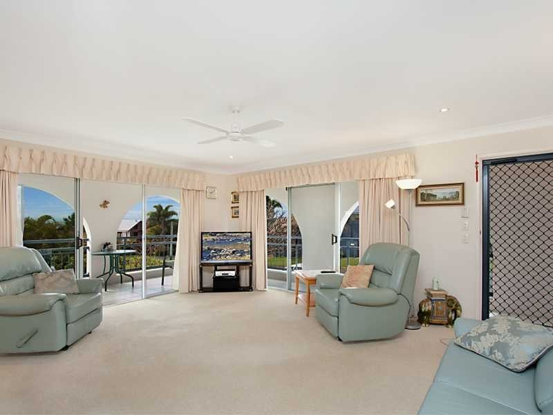 25 Seaview Parade, Elanora QLD 4221