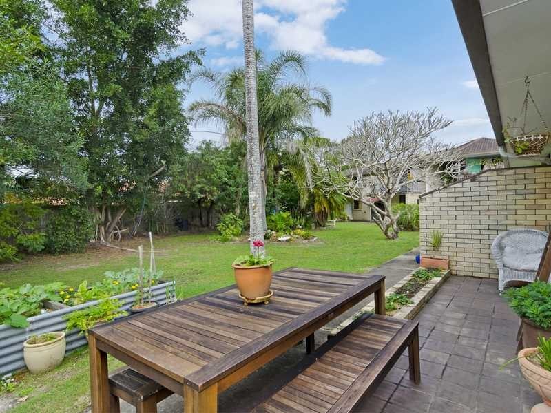 2/2 Mawarra Street, Palm Beach QLD 4221