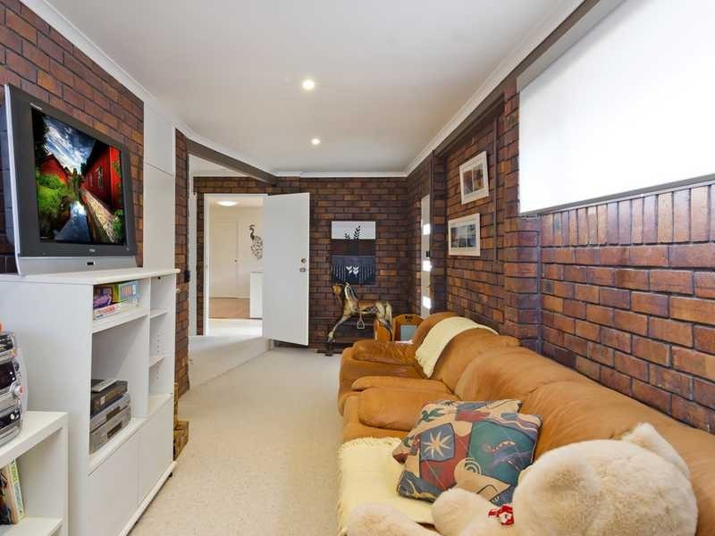 1 Chestnut Street, Elanora QLD 4221