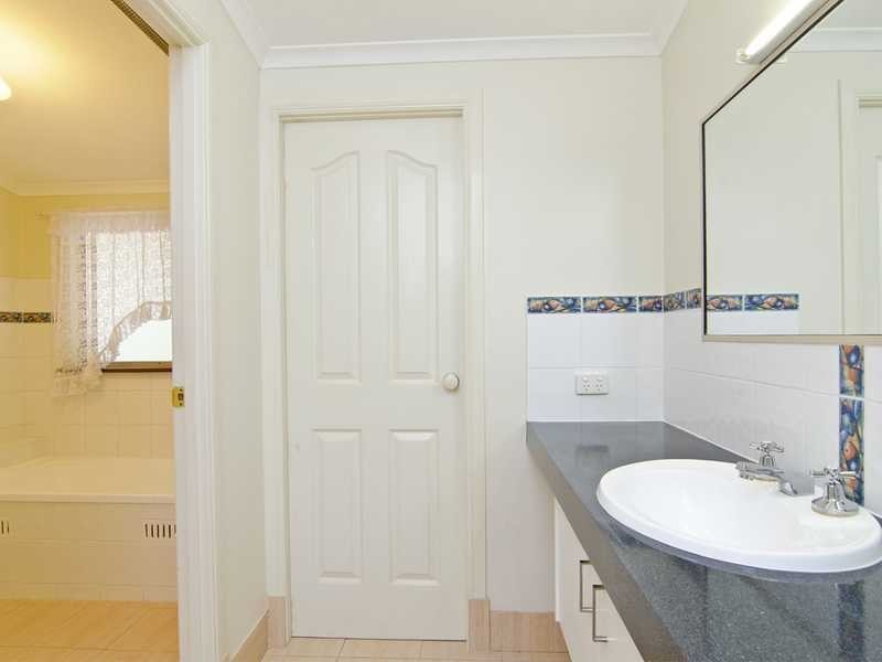 8 Wickepin Court, Elanora QLD 4221