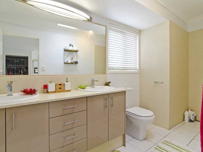 242 Nineteenth Avenue, Elanora QLD 4221