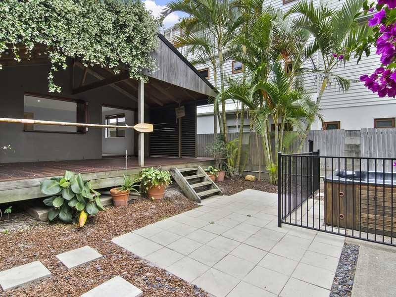 8 Fourth Avenue, Palm Beach QLD 4221