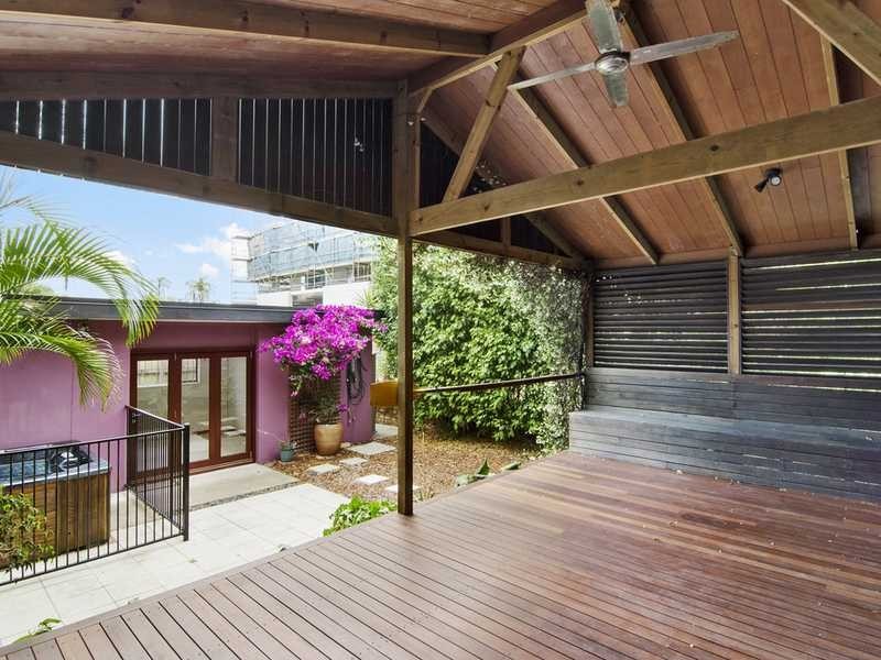 8 Fourth Avenue, Palm Beach QLD 4221