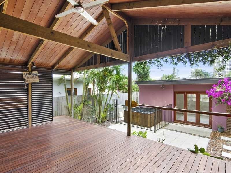 8 Fourth Avenue, Palm Beach QLD 4221