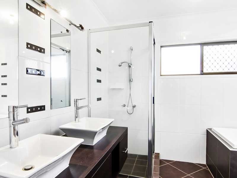 8 Fourth Avenue, Palm Beach QLD 4221