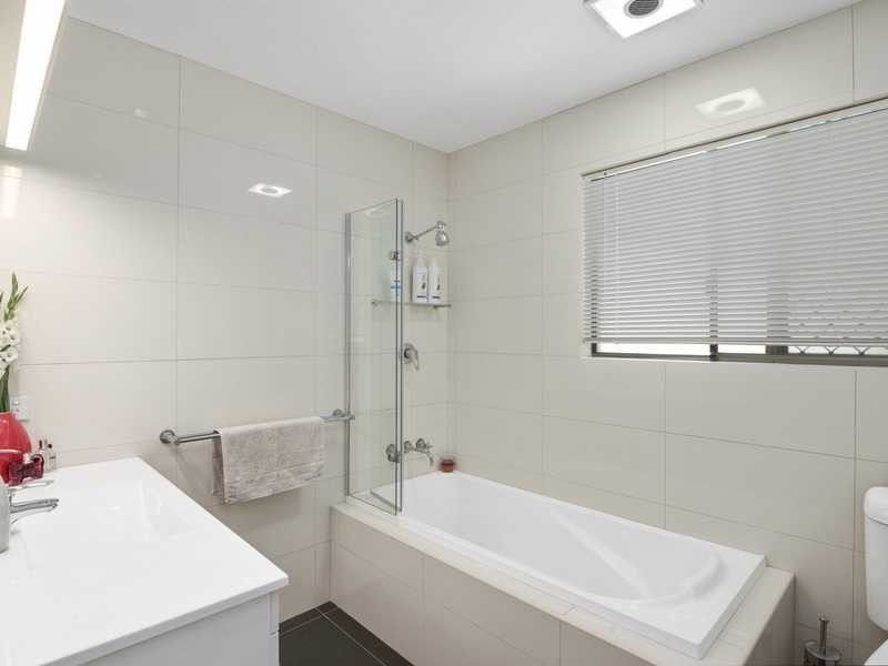 2/49 Darnel Street, Elanora QLD 4221