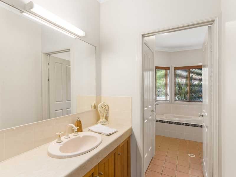 16 Jamberoo Court, Tallebudgera QLD 4228