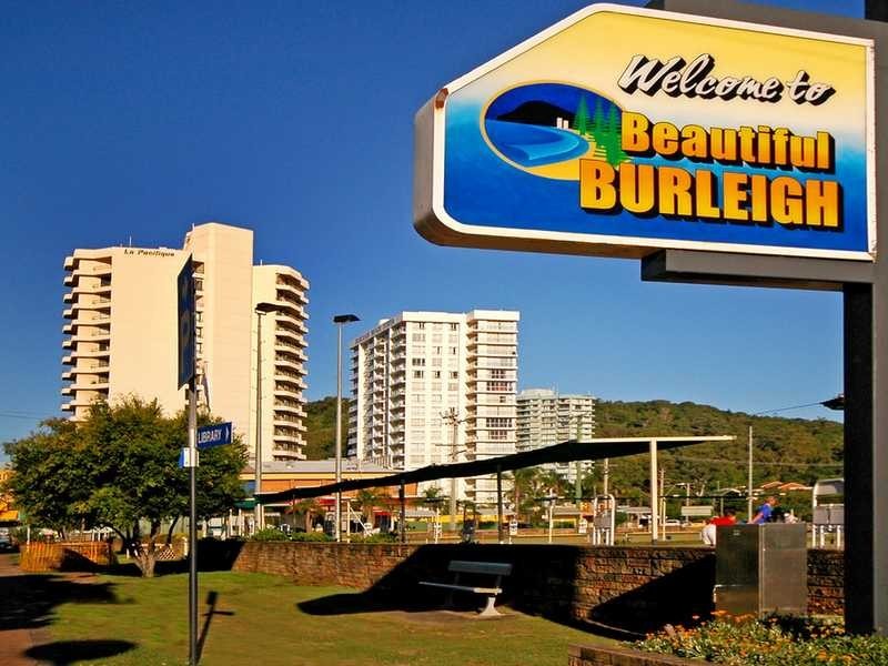 10/2 Beachcomber Court, Burleigh Waters QLD 4220