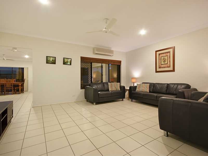 19 Bassett Street, Kanimbla QLD 4870